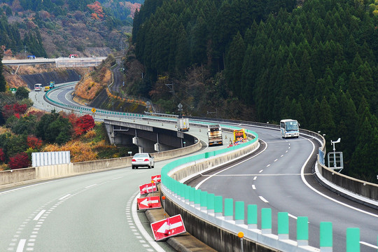 Du khách Việt trầm trồ thích thú khi đi trên cao tốc ở Nhật Bản