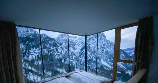 Căn phòng khách sạn có ‘tầm nhìn đẹp nhất thế giới’ nằm cạnh vực thẳm đầy tuyết, phải đợi 2 năm mới đến lượt ở