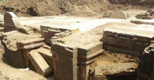 Công nhân xây dựng run rẩy, ngã quỵ xuống đất khi đào trúng mộ cổ lớn