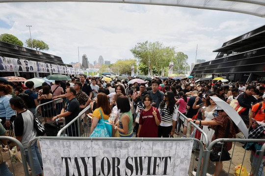 50.000 khán giả đội mưa, trải bạt chờ 3 tiếng để nhìn mặt Taylor Swift