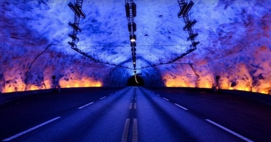 Hầm đường bộ dài nhất thế giới xuyên qua 3 ngọn núi, có nhà máy bên trong khiến người dân đi 24km cũng không lo ngạt