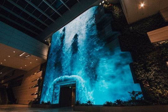 Chiêm ngưỡng 'kỳ quan' thác nước ảo đầu tiên tại Đông Nam Á cao 14m, tọa lạc tại sân bay 5 sao được vinh danh 'tốt nhất thế giới'