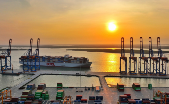Có gì ở 2 'siêu tàu' đã cập bến vào cảng biển lớn nhất Việt Nam lọt top 12 thế giới