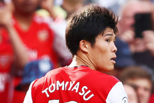 Arsenal tăng lương gấp đôi cho hậu vệ Nhật Bản