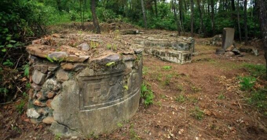 Khám phá loạt lăng mộ cổ không rõ chủ nhân cực bí hiểm và linh thiêng ở Việt Nam