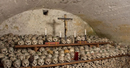 Rùng rợn ngôi nhà hàng trăm hộp sọ tại làng cổ chỉ có 1.000 người sinh sống, được UNESCO công nhận là Di sản