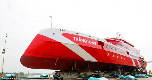 Tàu cao tốc lớn nhất Việt Nam dài gần 80m, sức chứa hơn 1.000 hành khách, được thiết kế để phục vụ riêng cho hành trình khắc nghiệt từ đất liền đến các đảo du lịch