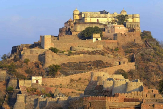 Pháo đài 700 năm tuổi nằm trên 13 đỉnh đồi, có gần 360 ngôi đền cổ, được công nhận là Di sản Thế giới