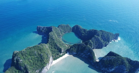 Hòn đảo 30ha được ví như ‘mắt rồng’ trong lòng vịnh Hạ Long, sở hữu hồ nước mặn hình tròn tuyệt đẹp nằm giữa lòng núi