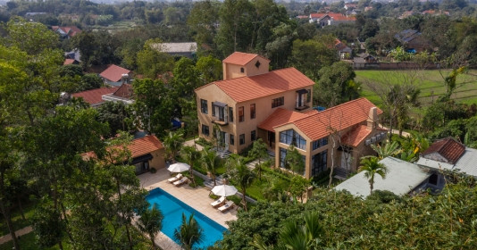 Căn biệt thự Việt rộng hơn 2.000m2 mang dáng dấp kiến trúc đồng quê Pháp, dành gần 1.600m2 cho sân vườn, sau nhà có cả cánh đồng lúa