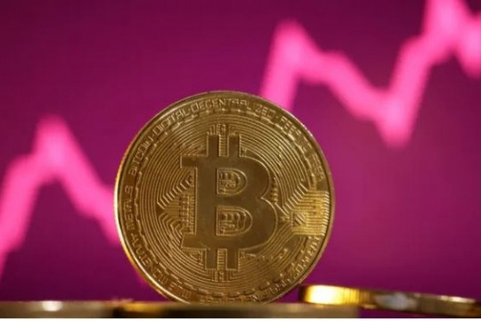Bitcoin lần đầu tiên vượt 70.000 USD nhưng nhanh chóng lao dốc