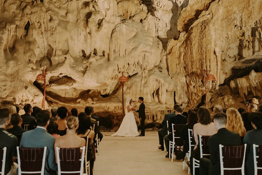 Cặp đôi làm lễ cưới trong hang động ở Quảng Ninh khiến quan khách trầm trồ