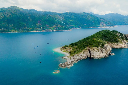 Hòn đảo thuộc về hai tỉnh duyên hải miền Trung sẽ trở thành 'thỏi nam châm' hút khách mới của Việt Nam
