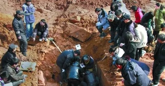 Phong tỏa cả ngọn núi do đứa trẻ phát hiện ‘thanh sắt gỉ’ khi đang chơi trốn tìm, chuyên gia vào cuộc, khai quật được 48 ngôi mộ nghìn năm tuổi