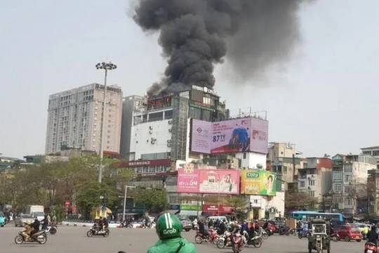Cháy lớn tại trung tâm thương mại OCD Plaza trên 'đất vàng' Ô Chợ Dừa