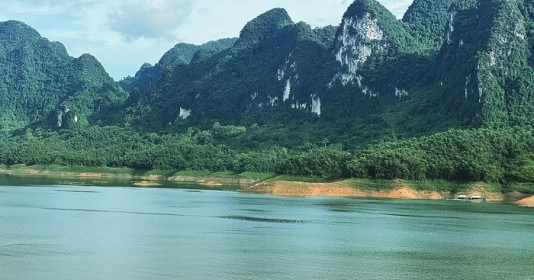 Phát hiện một vịnh đẹp như tranh nằm giữa lòng hồ nước nhân tạo lớn nhất Việt Nam, cảnh đẹp hút mắt, chim bướm bay rợp trời