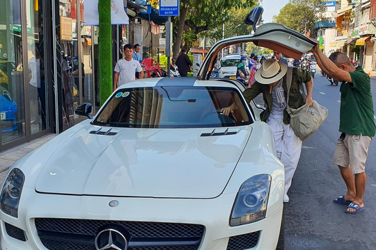 Ông Đặng Lê Nguyên Vũ mua Mercedes-Benz SLS AMG 10 năm, chỉ cầm lái vài lần