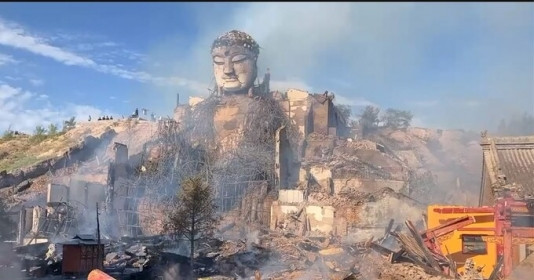 Hoả hoạn thiêu rụi ngôi chùa 1.500 tuổi, để lại vẹn nguyên bức đại Phật được làm từ đất nung và đặt trong nhà lớn nhất thế giới