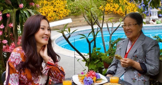 'Phú bà' U70 đóng phim Việt thu hơn 500 tỷ đồng sống trong biệt thự như resort 5 sao ở Mỹ, mãn nhãn với khu vườn ngập tràn hoa lá