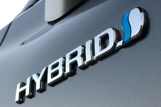 Xe hybrid 'xanh' hơn xe xăng nhưng bị 'bỏ quên', không được ưu đãi nào