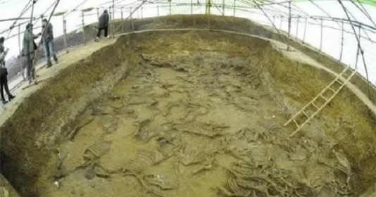 Khai quật một ngôi mộ cổ phát hiện hài cốt của gần 100 kẻ trộm mộ: Các nhà khảo cổ xác định lý do bỏ mạng vì rơi vào một cạm bẫy hiểm độc