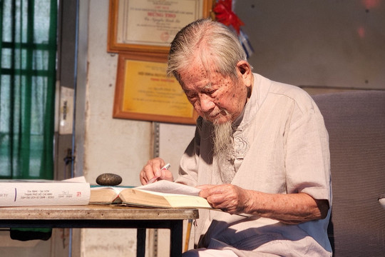 Cụ ông 104 tuổi làm việc 10 giờ mỗi ngày vẫn vui như 'lượm được vàng'