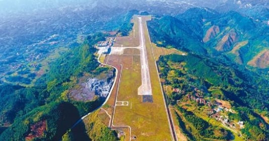San phẳng 65 ngọn núi lớn nhỏ để xây sân bay ở rìa vách đá, đường băng siêu hẹp lộ diện ở độ cao gần 700m