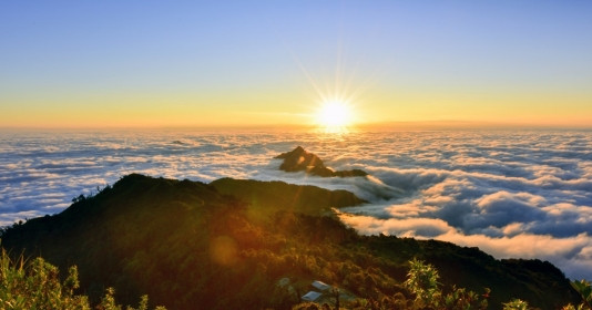 Đỉnh núi ‘9 bậc thang lên trời’ nằm ở độ cao hơn 2.000m, là ngọn núi cao thứ 2 của tỉnh cực Bắc Việt Nam