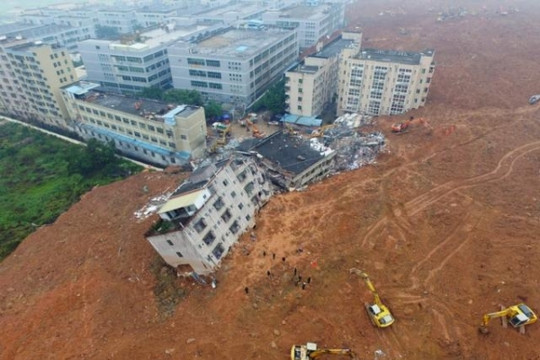 Phong tỏa hiện trường núi lở kinh hoàng khiến 33 tòa nhà đổ sập, hơn 2.000 người được huy động cứu hộ khẩn cấp, bùn và mảnh vụn vùi lấp đến 380.000m2