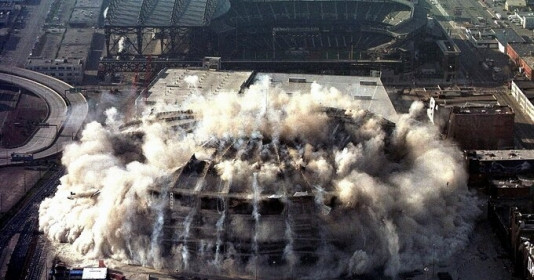 Phá dỡ tòa nhà bằng hơn 2.000kg thuốc nổ, mái vòm nặng 25.000 tấn đổ sập trong chưa đầy 20 giây, kỷ lục Guinness được xác lập