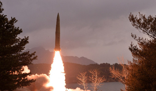 Triều Tiên phóng tên lửa ra biển giữa lúc Ngoại trưởng Mỹ đến Hàn Quốc