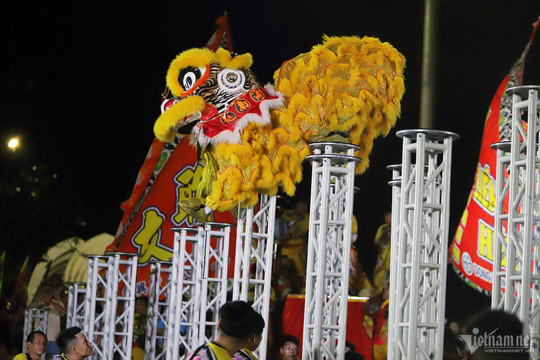 Du khách hò reo cổ vũ 'con rồng lớn nhất Việt Nam' múa trên phố Nha Trang