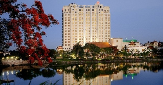 Khách sạn nổi tiếng bậc nhất Hà Nội từng rao bán nhiều năm, dính 2 đợt khủng hoảng vẫn đón 2 đời Tổng thống Mỹ và 100 đoàn nguyên thủ quốc gia lưu trú