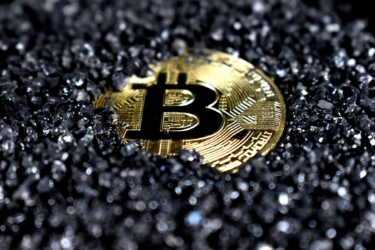 Trader 'toát mồ hôi lạnh' vì Bitcoin từ 66.000 USD 'bốc hơi' còn 8.900 USD