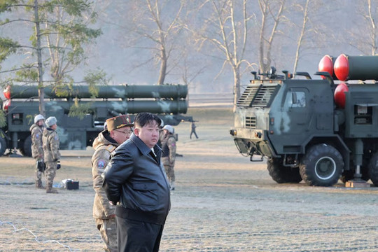 Chùm ảnh ông Kim Jong Un chỉ đạo tập trận với pháo phản lực siêu lớn
