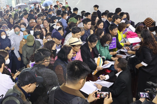 Hơn 6.000 nhà đầu tư đội mưa đến tòa dự phiên xử vụ Tân Hoàng Minh