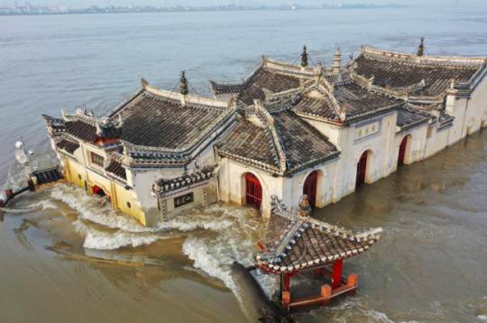 Bí ẩn ngôi chùa tí hon 700 năm tuổi nằm giữa con sông dài nhất Trung Quốc nhưng không hề bị các trận đại hồng thuỷ nhấn chìm