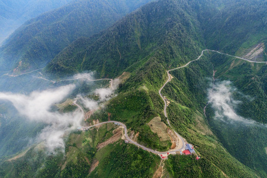 Cung đèo 30km hiểm trở nhất trên tuyến quốc lộ 32: Là 1 trong 'tứ đại đỉnh đèo' Việt Nam, được ví như 'sừng đất húc tung trời khắc nghiệt'