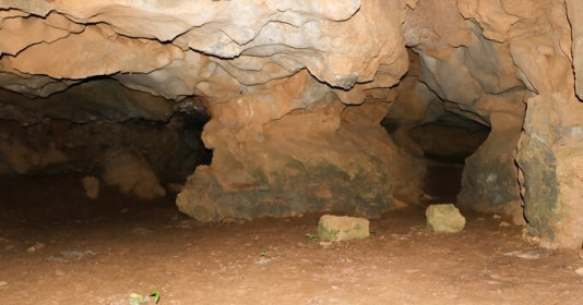 Hang động lưu giữ dấu tích người tiền sử hiếm có ở ĐNA tại một tỉnh miền Trung, bên trong chứa loạt mộ cổ chôn theo hình bó gối niên đại 10.000-12.000 năm trước