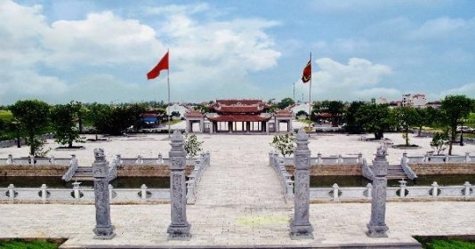 Đô thị ven biển đầu tiên trong lịch sử Việt Nam dưới triều đại thịnh trị, xây dựng hệ thống cung điện, thương cảng với quy mô sầm uất