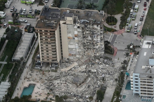 Chung cư 12 tầng xuống cấp đột ngột đổ sập giữa đêm, thành phố ban bố tình trạng khẩn cấp, hiện trường bị lập tức bị phong tỏa