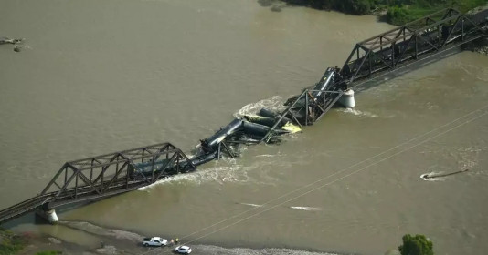 Sập cầu đường sắt, nhiều toa tàu chở hóa chất nguy hiểm lao xuống sông, hiện trường bị phong tỏa khẩn cấp, huy động tàu thuyền tránh xa khu vực tai nạn