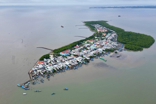 Cuộc sống người dân trên xã đảo duy nhất TP. HCM: Địa bàn trũng thấp thường xuyên ngập lụt, tới 2015 mới được kéo điện