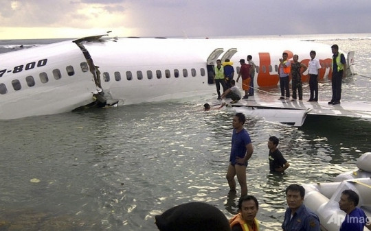 Máy bay mất kiểm soát rơi xuống biển rồi gãy đôi, 108 hành khách và phi hành đoàn vẫn sống sót một cách thần kỳ