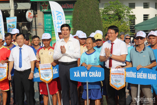 Hấp dẫn thuyền rồng rẽ sóng tranh tài giải đua truyền thống tỉnh Bình Định