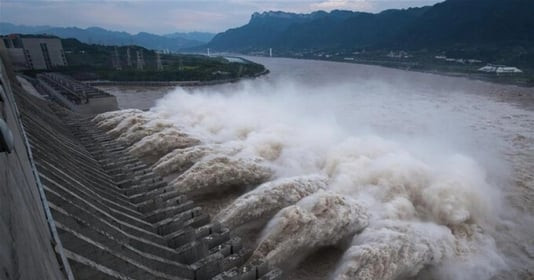 Nước lũ đổ về kỷ lục, siêu đập thủy điện 740.000 tỷ lần đầu mở toàn bộ 10 cửa xả