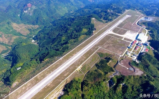 Trung Quốc cắt cả đỉnh núi, 'thổi bay' 65 ngọn đồi, lấp đầy 23 khe núi để xây sân bay sở hữu đường băng đẹp nhất thế giới