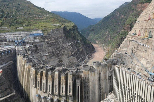 Láng giềng Việt Nam 'bạo' chi 800.000 tỷ đồng xây siêu đập thủy điện cao bằng tòa nhà 100 tầng: 'Xô đổ' nhiều kỷ lục, đủ cấp điện cho 75 triệu người