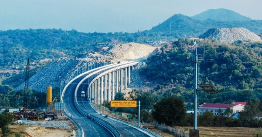 Toàn cảnh đại công trường tuyến cao tốc gần 9.000 tỷ với 34 cây cầu sẽ thông xe vào dịp đặc biệt 30/4/2024