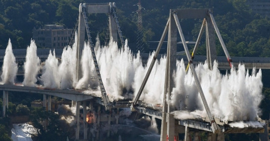Đánh sập cầu cao tốc bằng 1.000kg thuốc nổ, đổ sập 50.000 tấn bê tông, sơ tán khẩn cấp hàng nghìn người dân, cảnh sát điều hướng giao thông nghiêm ngặt